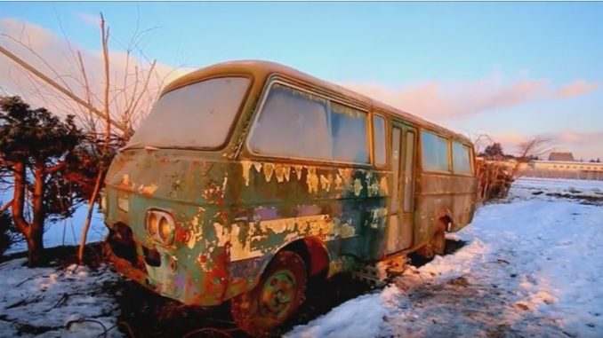 暖かな朝陽を浴びる廃バス