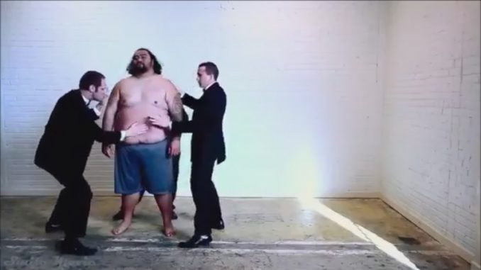 男の体をパーカッションにしてリズムを刻む 男の体をパーカッションにしてリズムを刻む