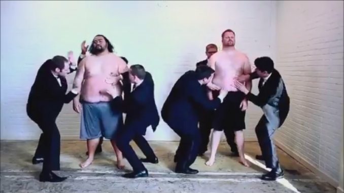 もう一人の男が入ってきて同じく体でリズムを刻む