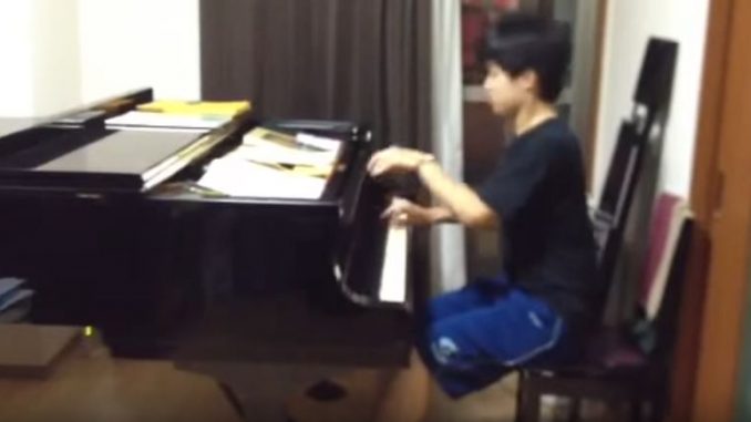 まるで演奏しながら体操しているかのよう