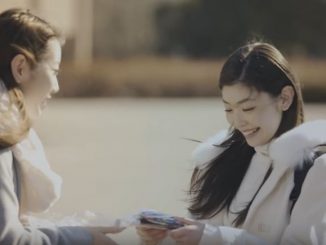 バレンタインに友人からチョコをもらう女の子