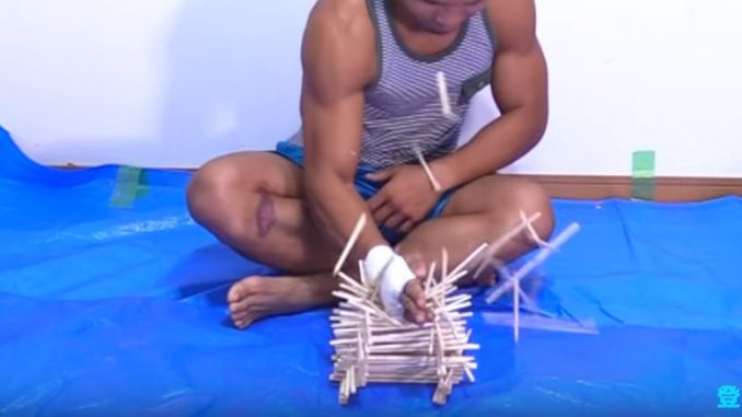 割り箸で作った組み木も、プロ格闘家ならさっくり折れます
