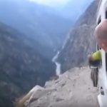 最高のスリル！ネパールにある断崖絶壁を車が進む