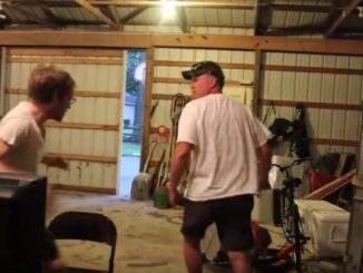 Xboxを取り上げプールに向かう父親