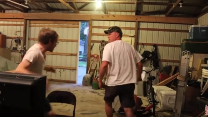 Xboxを取り上げプールに向かう父親 Xboxを取り上げプールに向かう父親