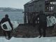 零度以下の極寒の海でサーフィンをする男たち