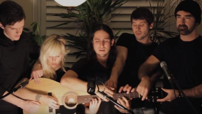 Somebody That I Used to Knowのカバーを1本のギターで行うWalk Off The Earth Somebody That I Used to Knowのカバーを1本のギターで行うWalk Off The Earth