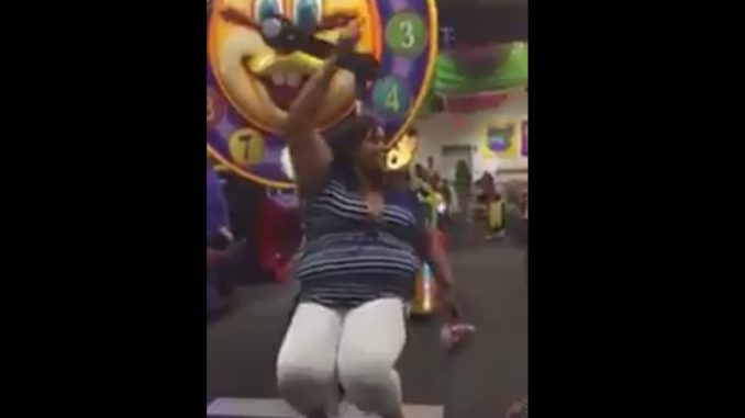 太めの女性が遊具に…嫌な予感しかしません