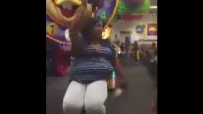 この直後、遊具が壊れる