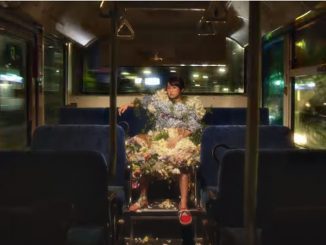 伊藤万理華と花のドレス